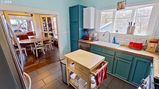 kitchen with tasteful backsplash, a wealth of natural light, sink, and stainless steel appliances