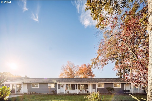 ranch-style home with a front yard