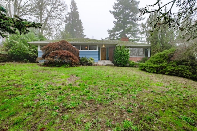 ranch-style home featuring a front lawn