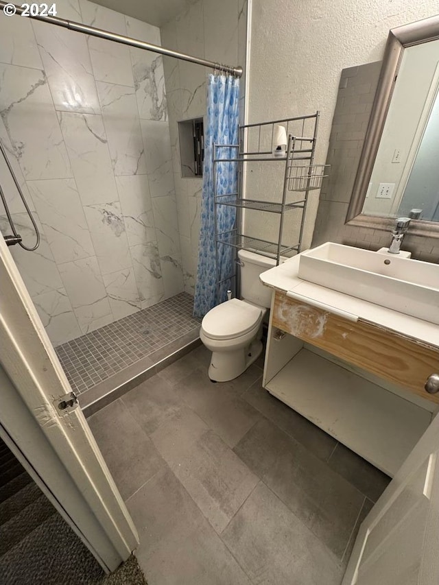 bathroom with a shower with curtain, vanity, and toilet