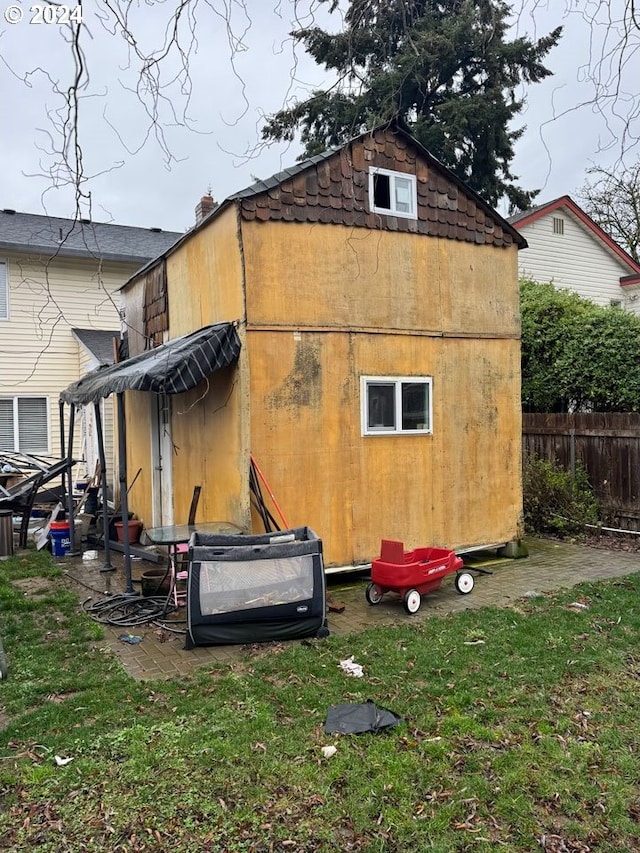 view of outbuilding with a lawn