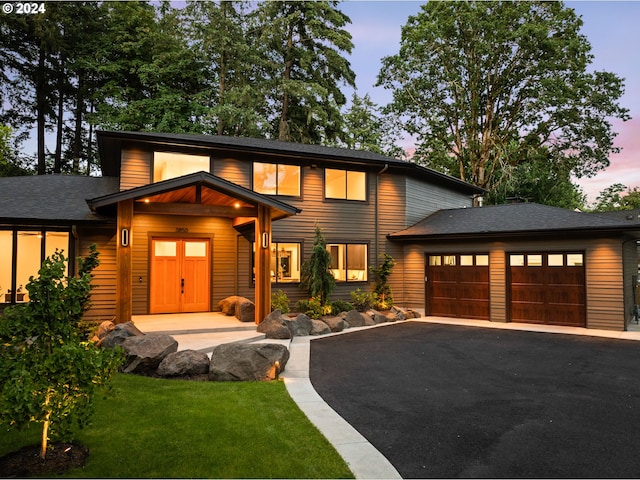 view of front facade featuring a garage and a lawn