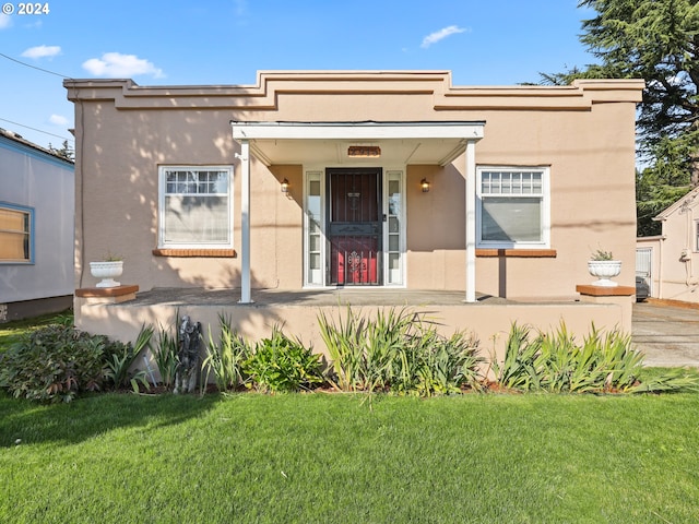 view of front of home featuring a front lawn