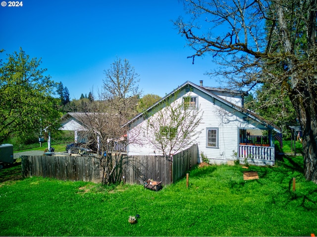 view of side of property featuring a lawn