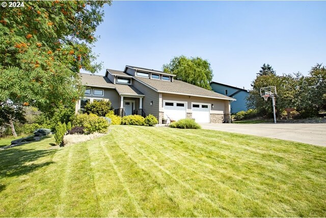 view of front facade featuring a garage and a front yard