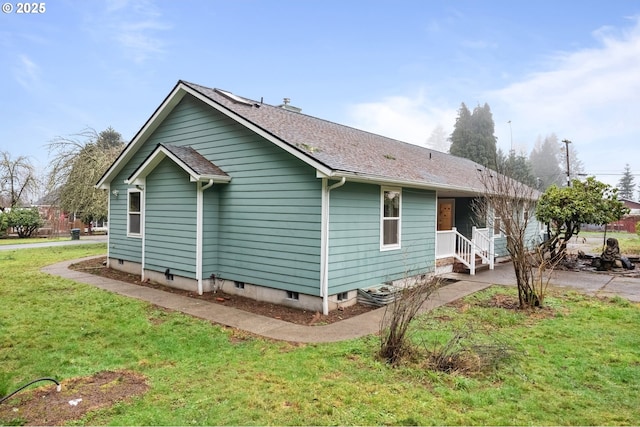 view of side of property featuring a lawn