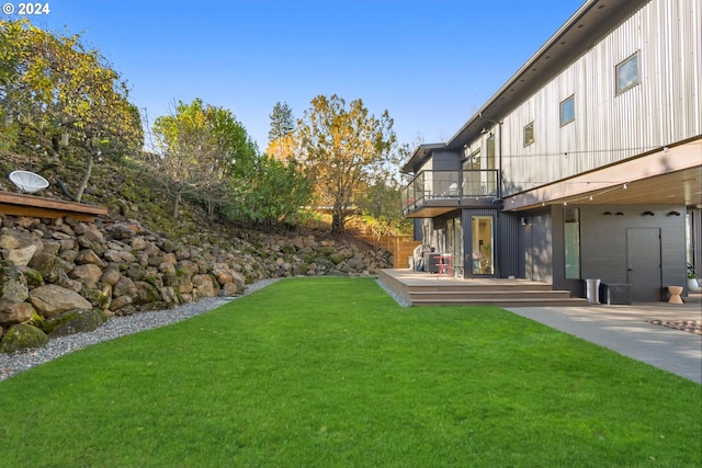 view of yard featuring a patio