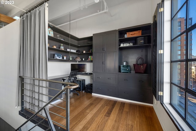 office area with built in desk and wood-type flooring