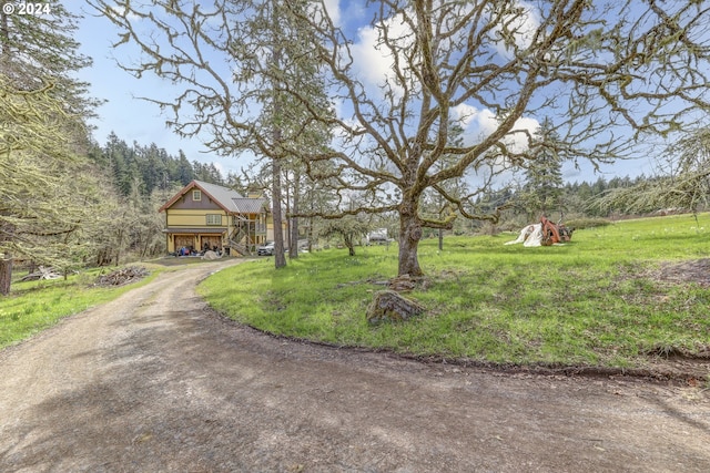 view of front of property featuring driveway and a front yard