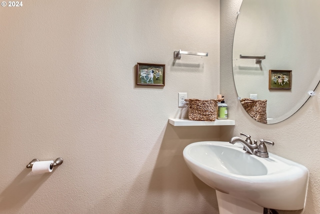 bathroom featuring sink