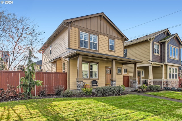 view of front of property featuring a front yard