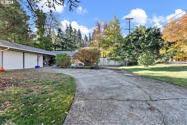 view of front of house featuring a garage and a front yard