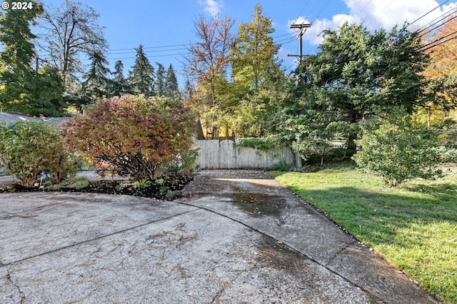 view of front of property with a front lawn