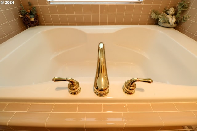 room details featuring tiled tub