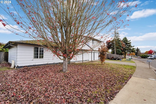 565 W Airway Rd, Lebanon, OR 97355 - view of side of property featuring fence and driveway