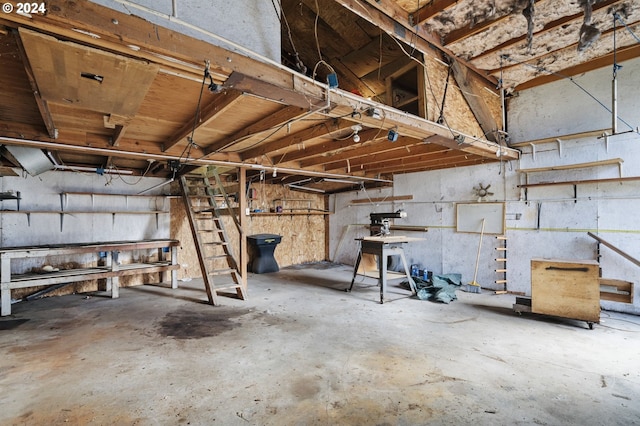 565 W Airway Rd, Lebanon, OR 97355 - below grade area featuring a workshop area