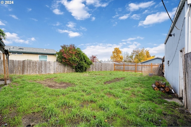 565 W Airway Rd, Lebanon, OR 97355 - view of yard with a fenced backyard