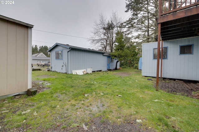 view of yard with a storage unit