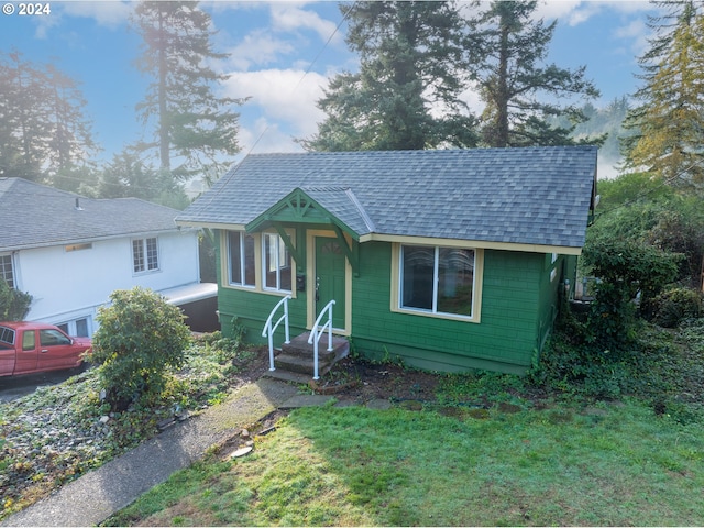 view of front of property with a front lawn