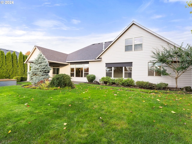 view of front facade featuring a front yard