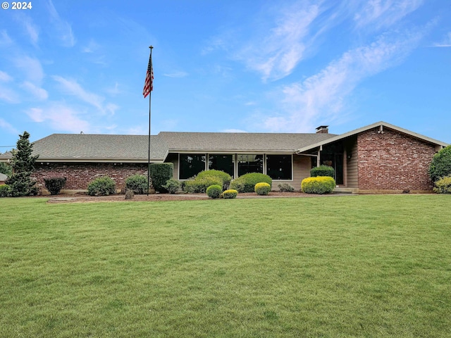 ranch-style house featuring a front lawn