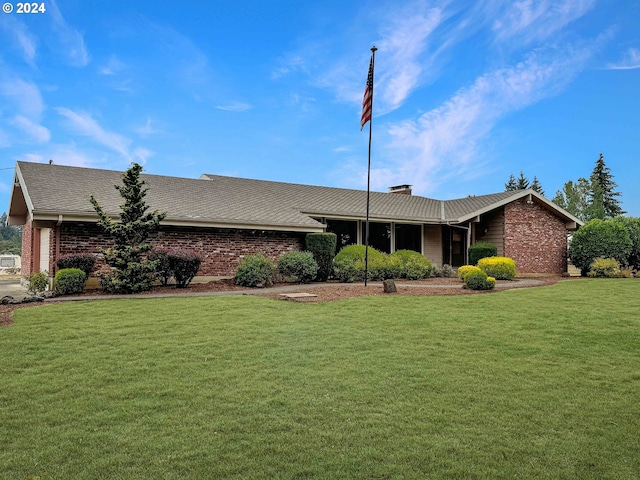 ranch-style house featuring a front lawn