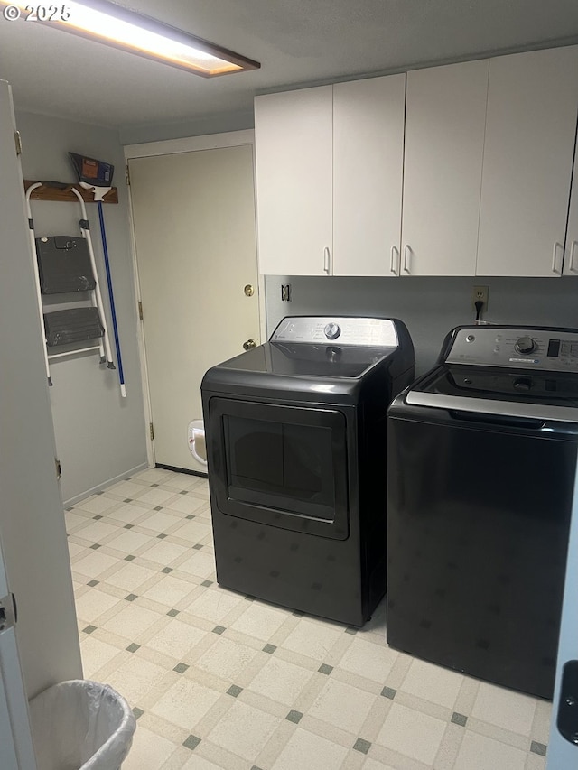 laundry room featuring cabinets and independent washer and dryer