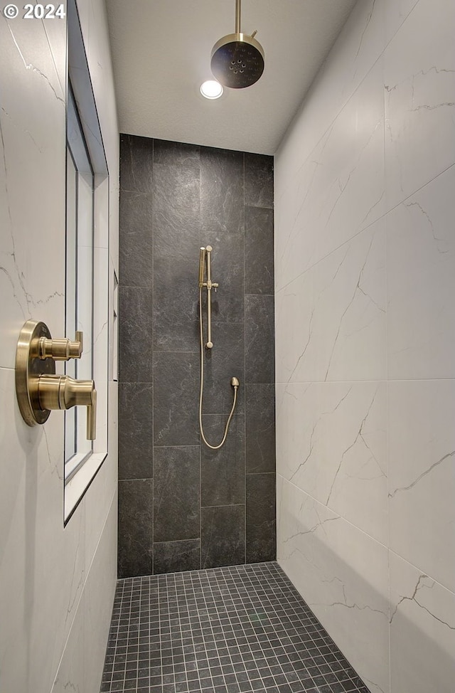 bathroom featuring a tile shower