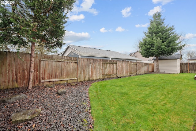 view of yard featuring a storage unit