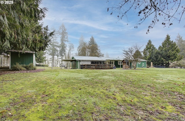 view of yard featuring an outbuilding