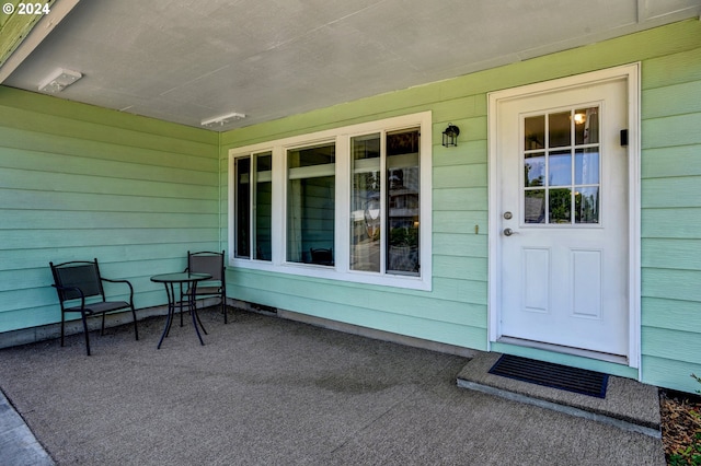 entrance to property featuring covered porch