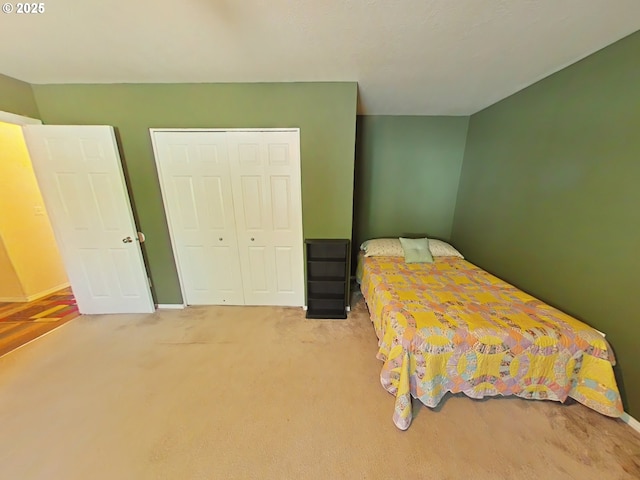 bedroom featuring carpet flooring and a closet