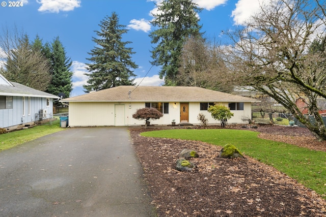 ranch-style house featuring a front yard