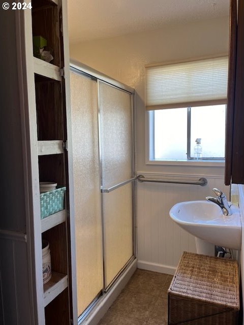 46791 Winfrey Rd, Westfir, OR 97492 - full bath featuring a shower stall, a sink, and baseboards