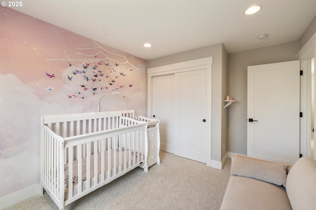 bedroom featuring carpet flooring and a closet