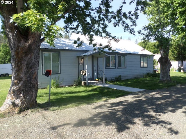 single story home with a front yard