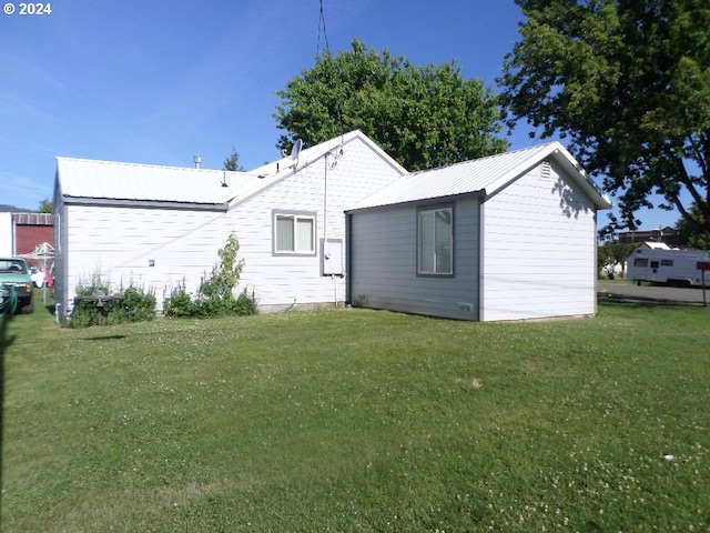 back of house featuring a lawn