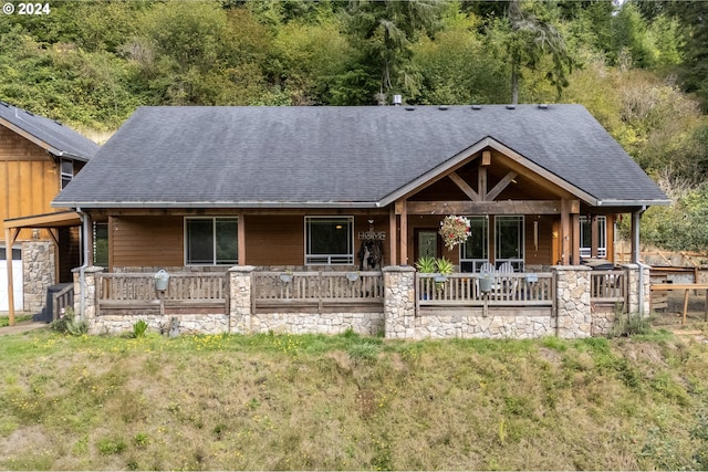 craftsman inspired home with a front lawn and covered porch