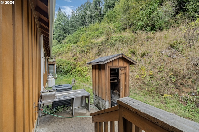 exterior space featuring a storage shed