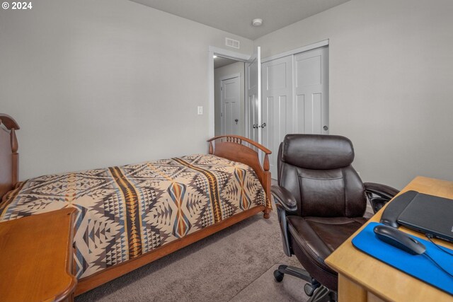 bedroom featuring carpet flooring and a closet