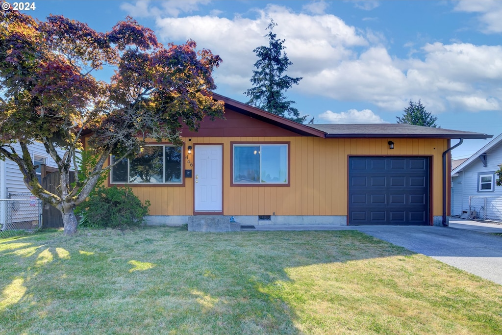 view of front facade with a garage and a front yard