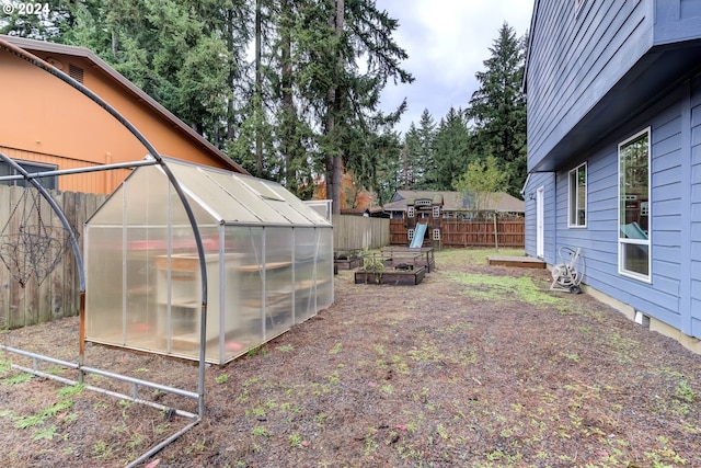 view of yard featuring an outbuilding