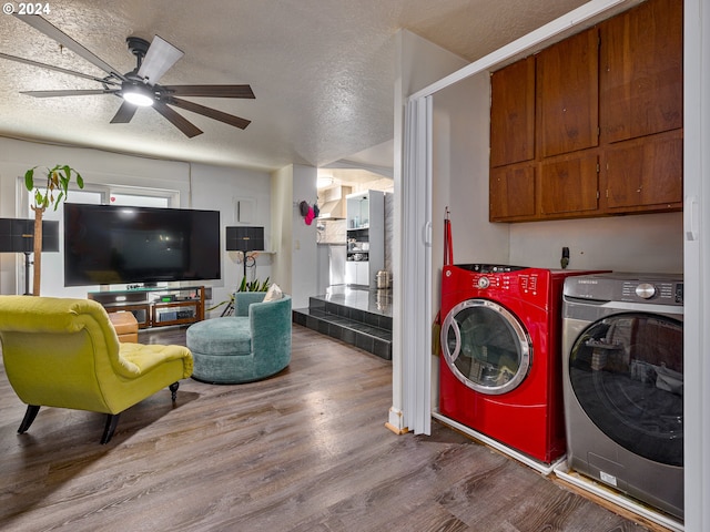 washroom featuring ceiling fan, washing machine and dryer, a textured ceiling, and hardwood / wood-style floors