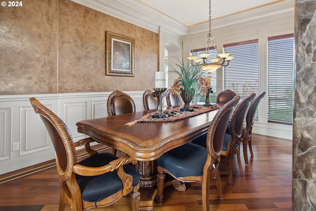 dining area featuring ornamental molding, dark hardwood / wood-style floors, and a chandelier