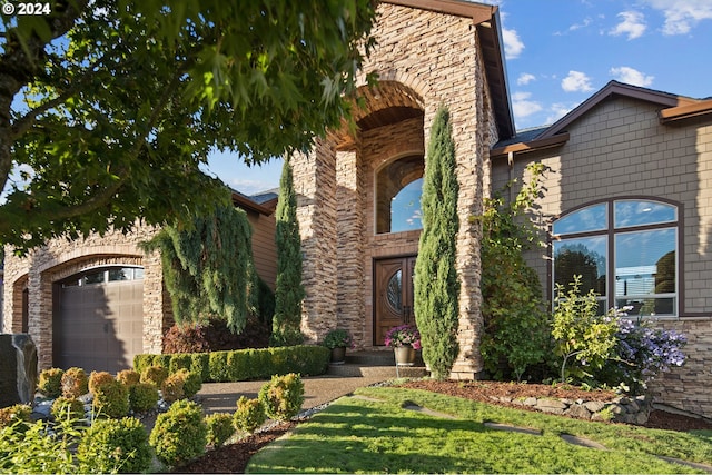 view of front of property featuring a front lawn