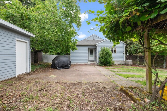 view of yard featuring a patio