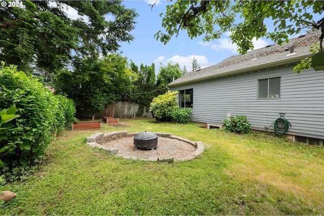 view of yard featuring an outdoor fire pit