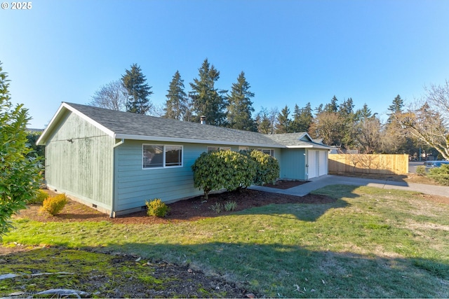 single story home featuring a front yard