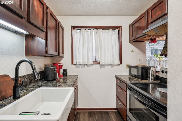 kitchen featuring a textured ceiling, sink, dark wood-type flooring, and electric stove