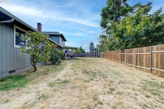 view of yard with a storage shed